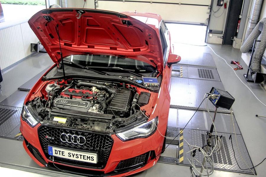 Моторный отсек Audi RS3 Sportback by DTE Systems 2015 года  (фото 3 из 6)
